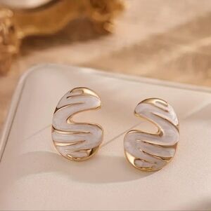 New Elegant Gold and White Earrings